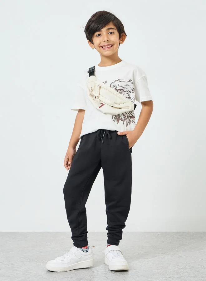 ستايلي جوغر بحواف مطاطية وجيب بسحاب